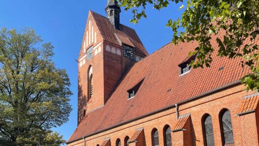 Ein Blick auf die historische St. Antonius-Kirche in Bispingen, ein Ort des Glaubens und der Geschichte seit 1908.
