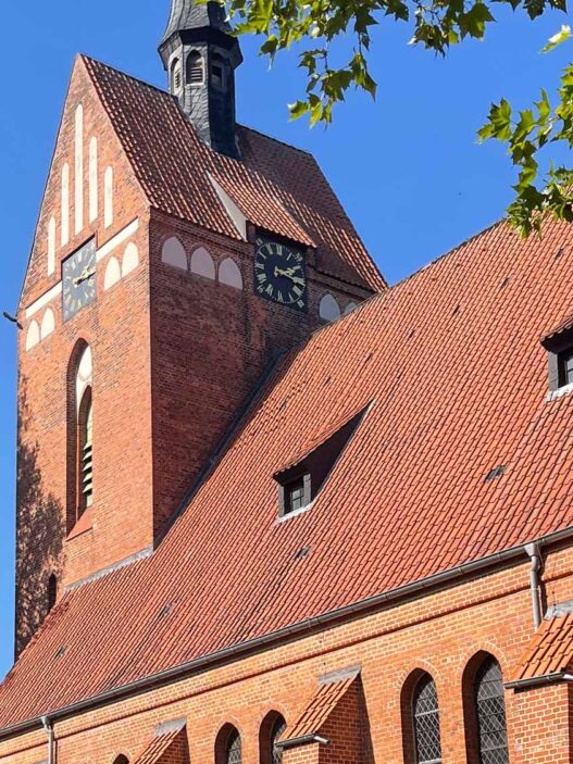 Ein Blick auf die historische St. Antonius-Kirche in Bispingen, ein Ort des Glaubens und der Geschichte seit 1908.