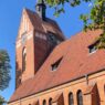Ein Blick auf die historische St. Antonius-Kirche in Bispingen, ein Ort des Glaubens und der Geschichte seit 1908.
