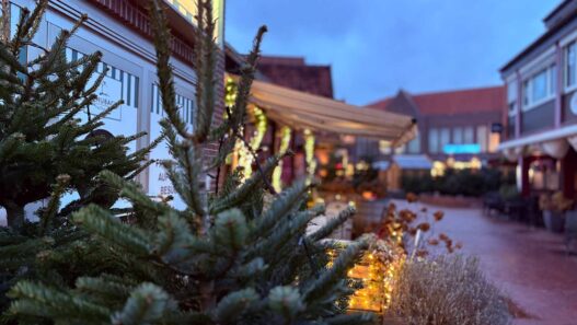 Festlich geschmückte Hütten und stimmungsvolle Beleuchtung auf dem Soltauer Weihnachtsmarkt 2024