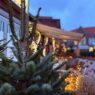 Festlich geschmückte Hütten und stimmungsvolle Beleuchtung auf dem Soltauer Weihnachtsmarkt 2024