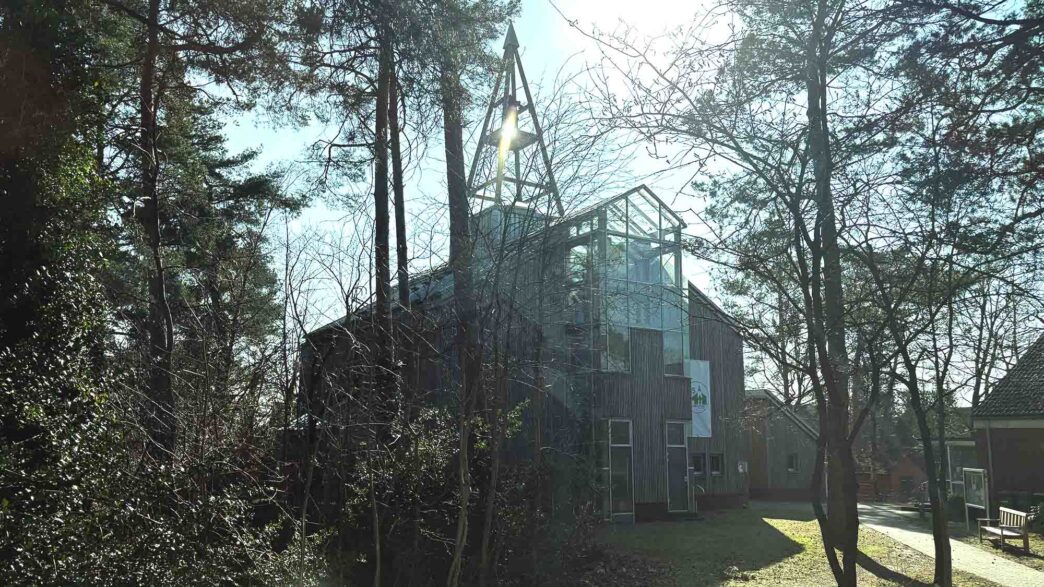 „Die Eine-Welt-Kirche in Schneverdingen – Ein beeindruckendes Beispiel nachhaltiger Architektur, erbaut aus heimischem Holz in der traditionellen Brettstapeltechnik. Die Kirche fügt sich harmonisch in die Landschaft ein und symbolisiert die Verbindung von Natur, Glaube und globaler Gemeinschaft.