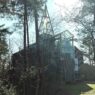„Die Eine-Welt-Kirche in Schneverdingen – Ein beeindruckendes Beispiel nachhaltiger Architektur, erbaut aus heimischem Holz in der traditionellen Brettstapeltechnik. Die Kirche fügt sich harmonisch in die Landschaft ein und symbolisiert die Verbindung von Natur, Glaube und globaler Gemeinschaft.
